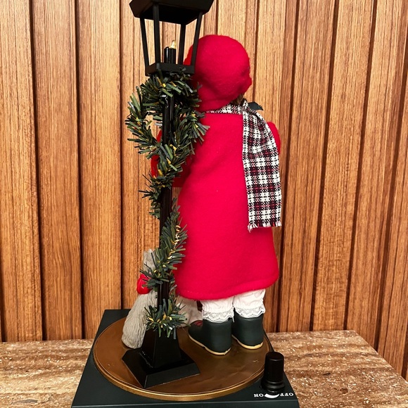 Vintage Dickens’ Collection  Smiles IND Girl Caroler GUC. Lights Up And Plays - Picture 7 of 11